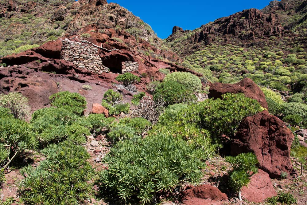 Gemäuer, Höhlen und rote Felsen im Barranco Chico