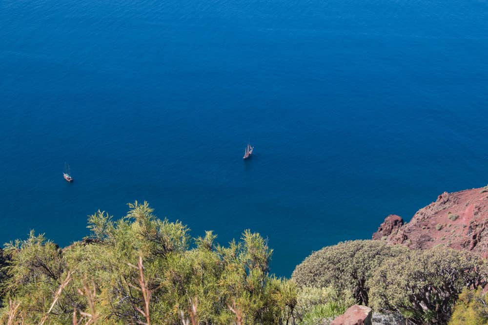 Blick von der Degollada de los Palos auf den Atlantik mit Schiffen vor Güi Güi