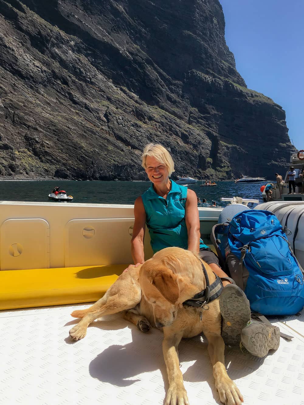 Después de una larga caminata - descansando en el barco de la playa de Masca a Los Gigantes