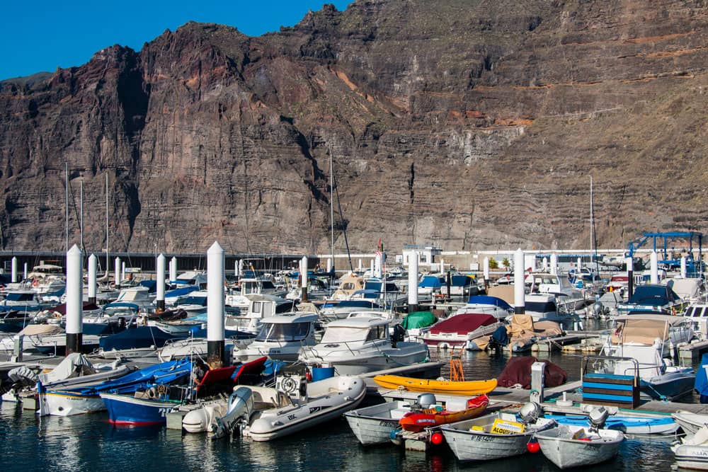 Der Hafen von Los Gigantes mit den Felsen im Hintergrund.