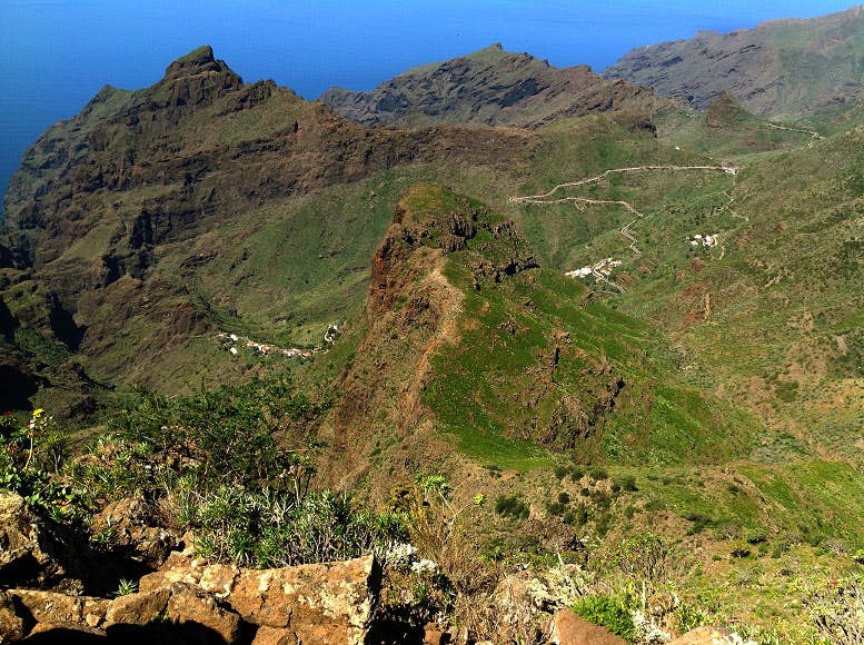 Vista desde la Pequeña Gala (Pico Verde) hacia los alrededores de Masca y las sierras occidentales de Teno.