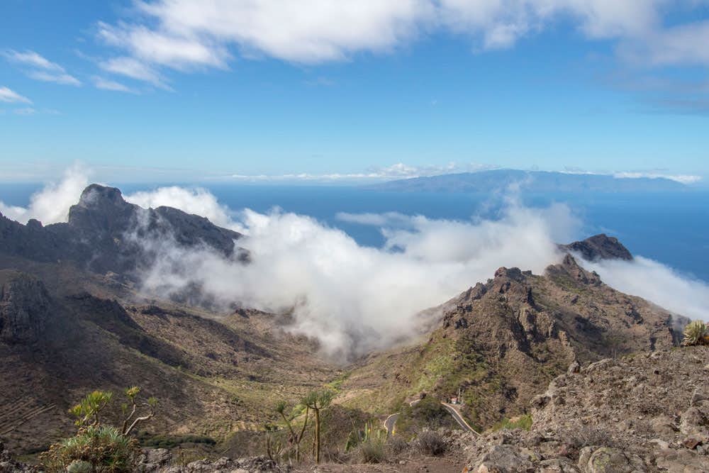 Blick aus der Höhe auf die westliche Teno Gebirge Region mit Wolken. Im Hintergrund La Gomera.