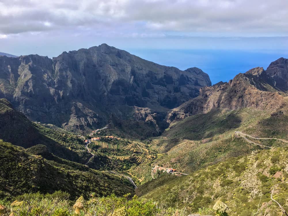 Vista de Carrizal, Masca, el desfiladero de Masca y la subida de Guergues.