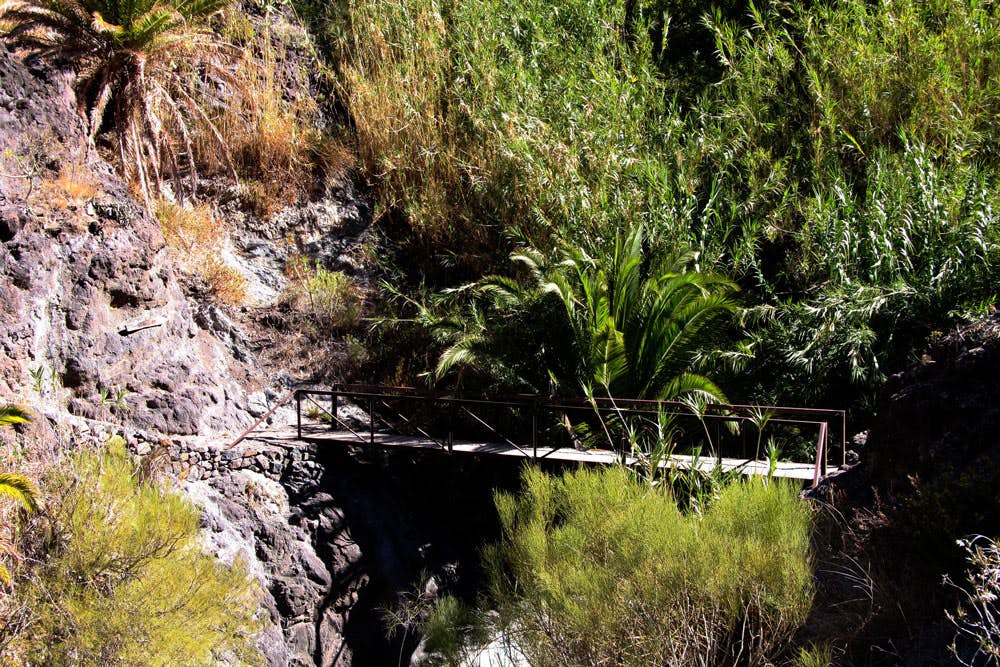 Un pequeño puente para en la Garganta de Masca sobre el cauce del Barranco