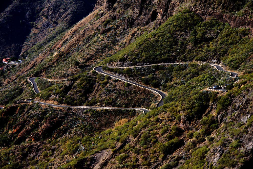 Die Straße von Santiago del Teide nach Buenavista windet sich in engen Serpentinen herunter nach Masca