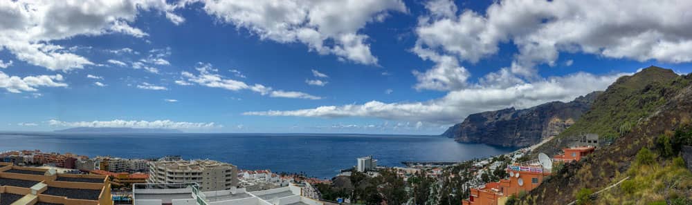 Blick auf den Ort und die Felsen von Los Gigantes.