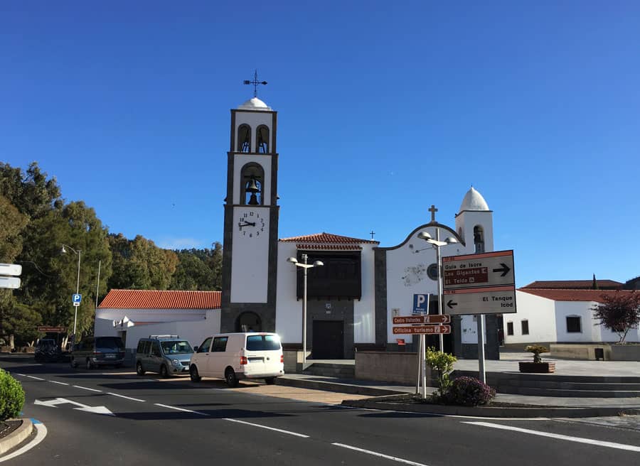 Santiago del Teide - la iglesia con la plaza de la iglesia