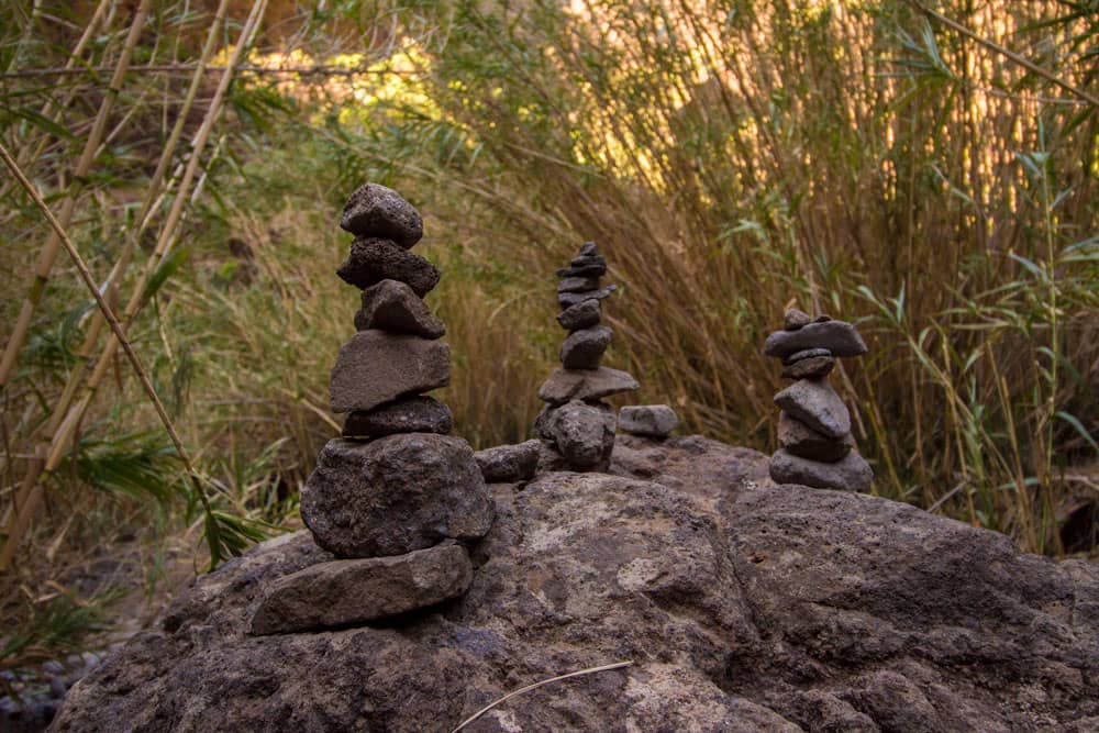 Cairns para marcar el camino en el Barranco de Masca