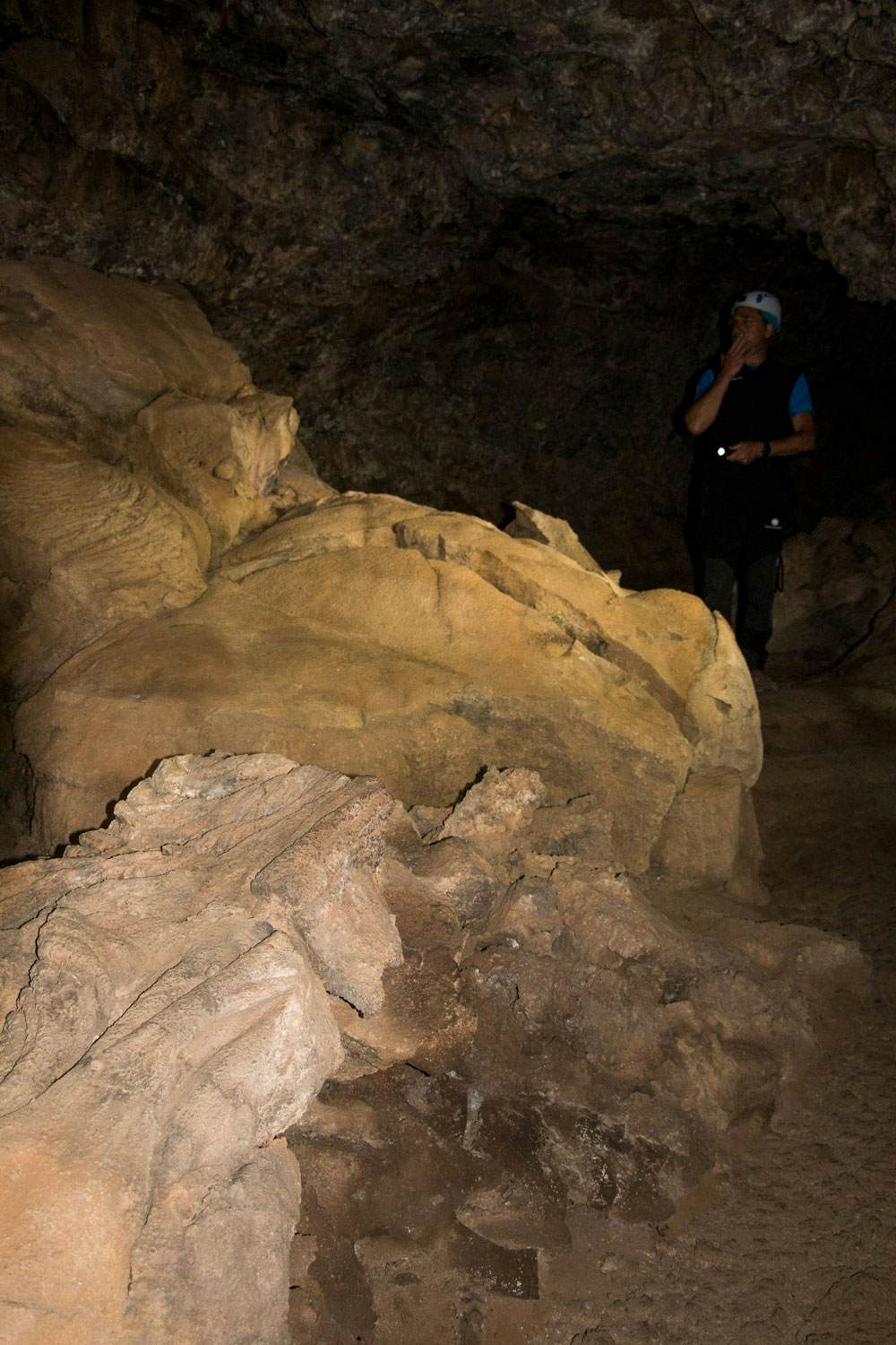 Im Lichtkegel der Stirnlampen - Cueva del Viento