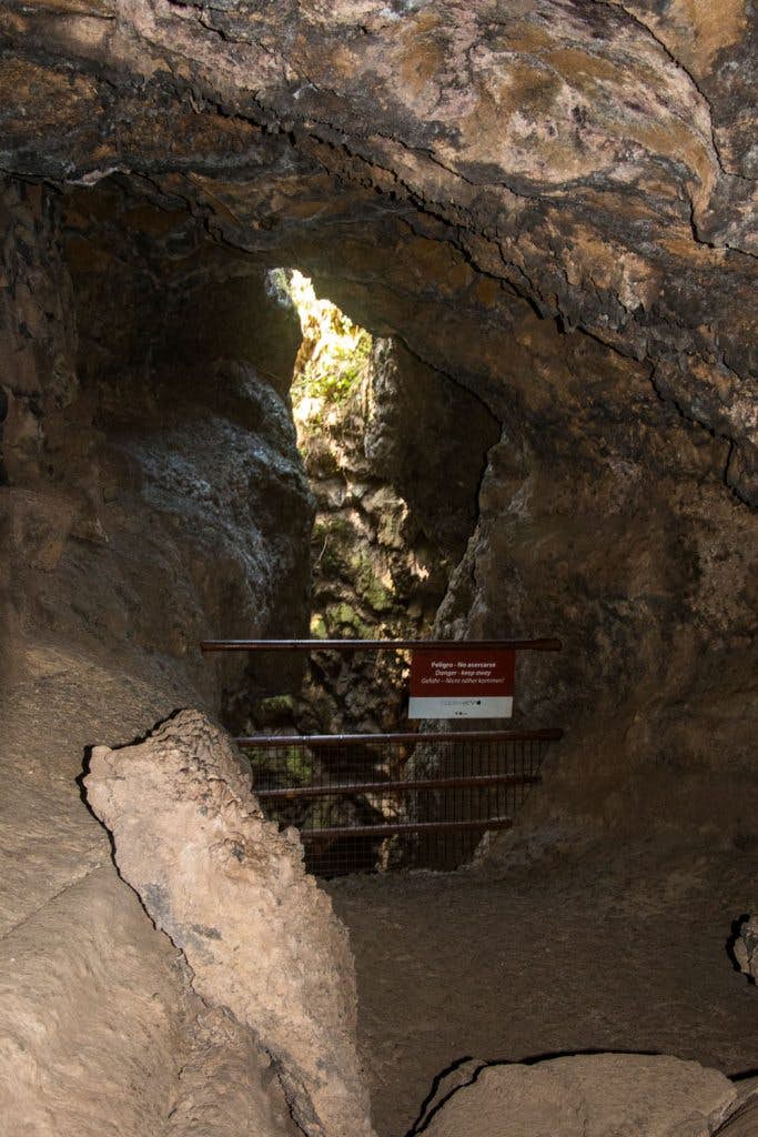 Fisura de roca a la luz del día - Cueva del Viento