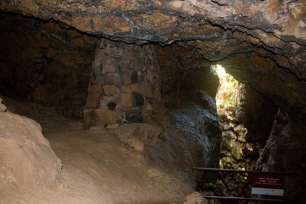La luz penetra en la oscuridad de la Cueva del Viento a través de una pequeña grieta en la roca