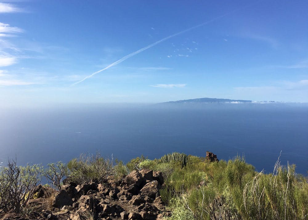 Vista desde la cresta de la montaña a la isla vecina de La Gomera