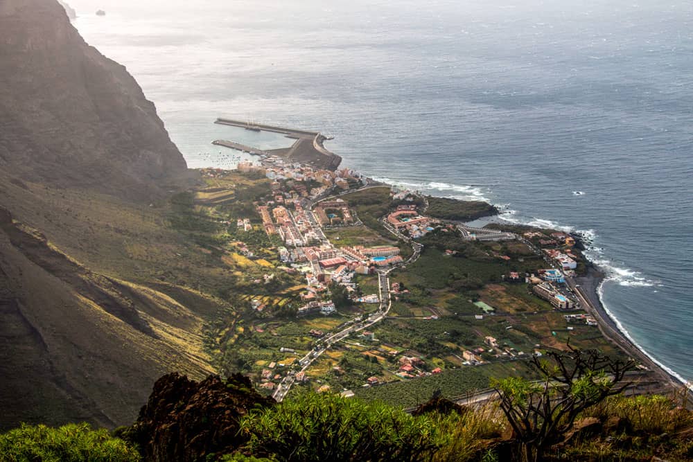 Blick auf La Calera und Las Vueltas mit dem Hafen beim Abstieg von der Hochebene La Mérida