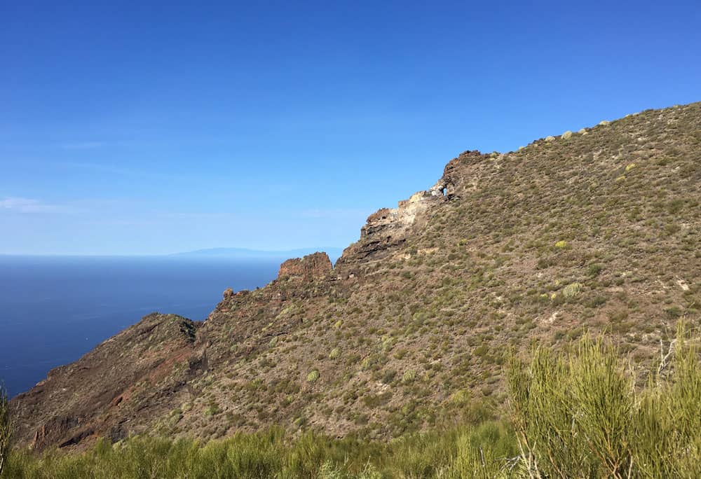 Desde la distancia, El Bujero parece un pequeño agujero en la roca.