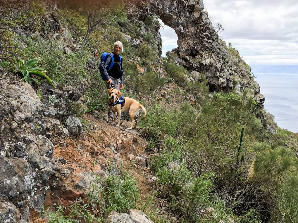 En el estrecho camino hacia la puerta de roca El Bujero (al fondo)