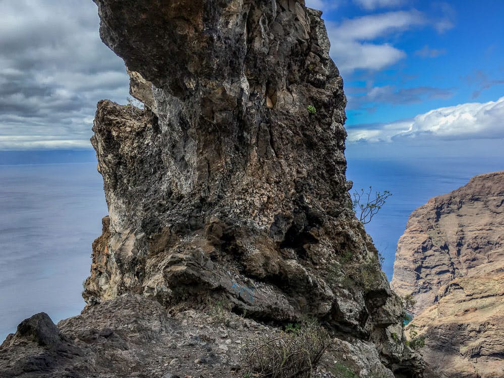 El fuerte arco de roca en El Bujero con vistas al acantilado y a La Gomera.