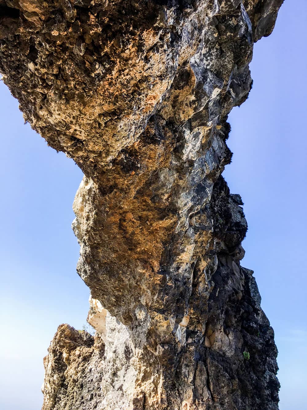 En la puerta de la roca de El Bujero, la roca se arquea sobre ti.