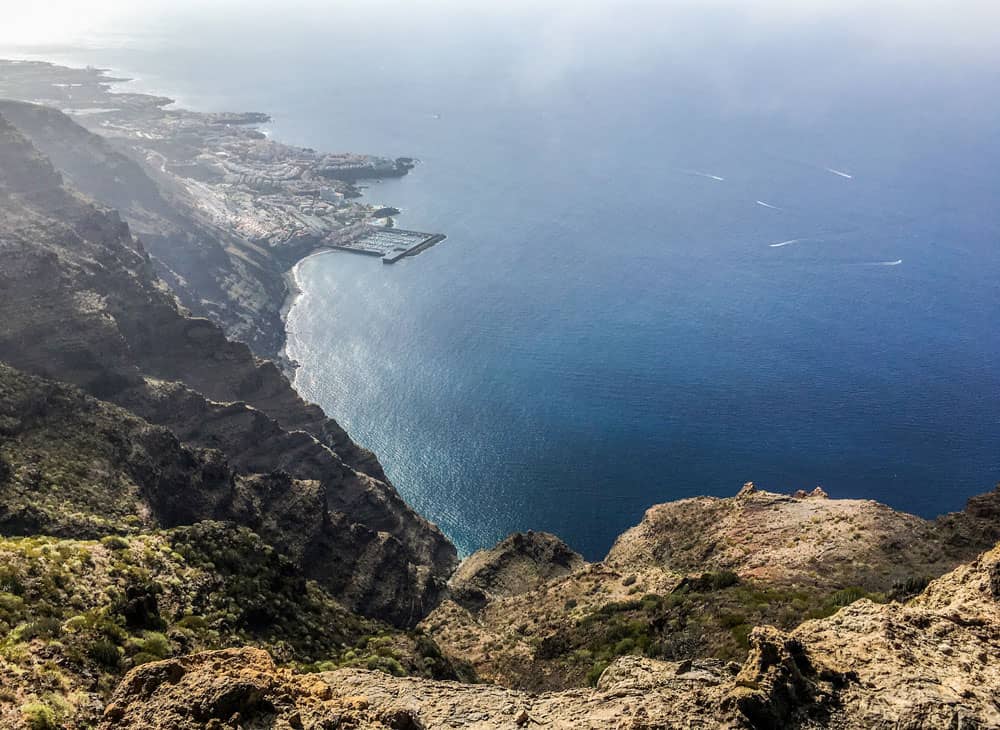 Vista fenomenal de Los Gigantes y la costa sur desde la puerta de la roca.