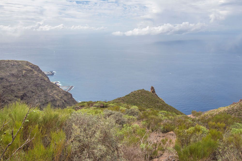 Vista del diente de roca basáltica y de la costa suroeste de Tenerife