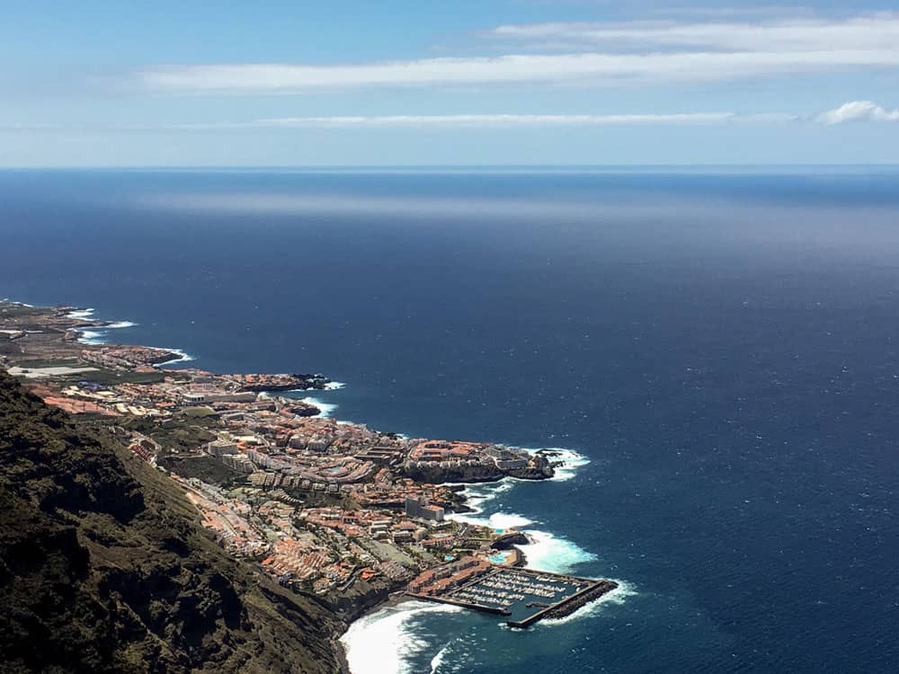 Vista de Los Gigantes con el puerto desde la ruta de senderismo