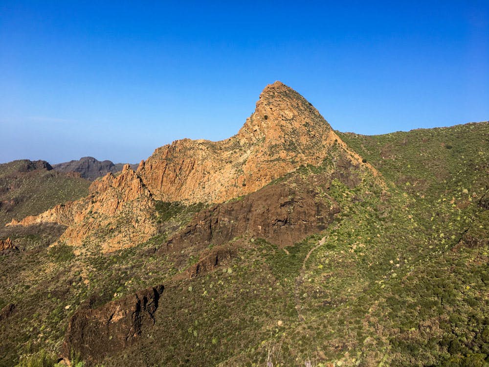 Vista de la brillante roca volcánica Risco Blanco Teno Mountains