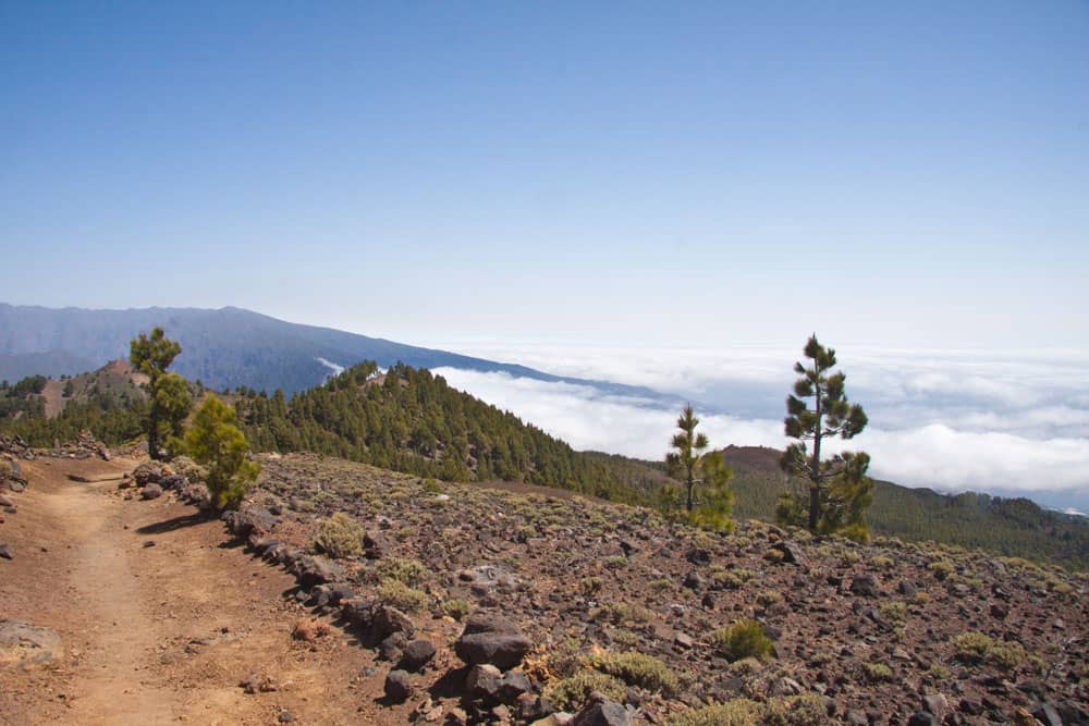 Ruta de los Volcanes - Senderismo por la cresta de la montaña por encima de las nubes