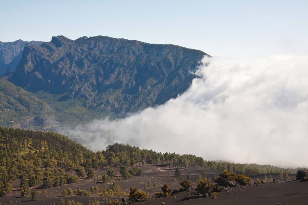 Über die Berggrate ziehen die riesigen Wolkenwalzen vom Osten herein