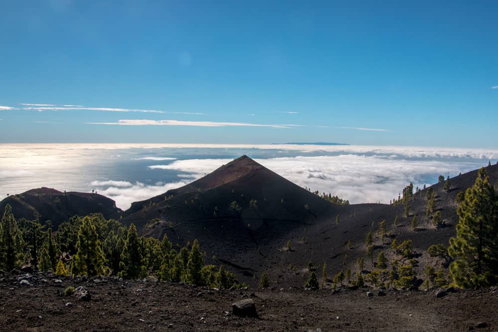 Ruta de los Volcanes - Vista de los volcanes del sur durante el ascenso al volcán La Deseada