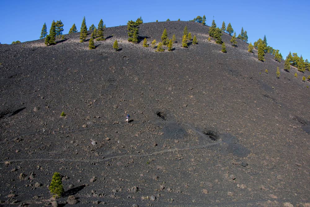 Ruta de los Volcanes - en las poderosas laderas volcánicas, la gente parece de repente pequeña