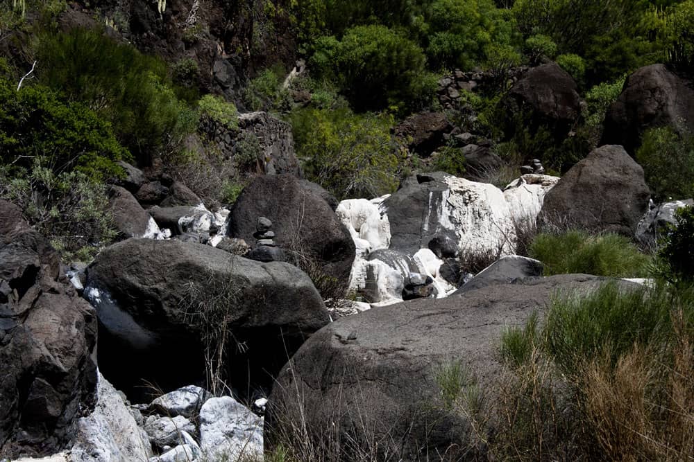 La ruta de senderismo por el Barranco Natero suele pasar por encima de grandes piedras