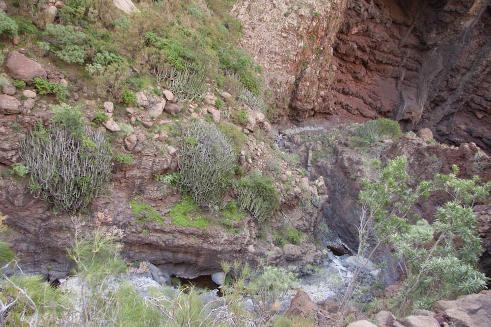 Barranco Natero - camino sobre el estrecho cauce del barranco