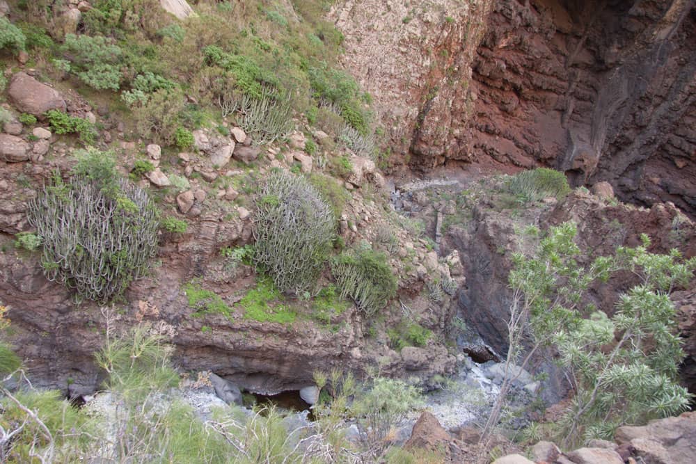 Barranco Natero - camino sobre el estrecho cauce del barranco