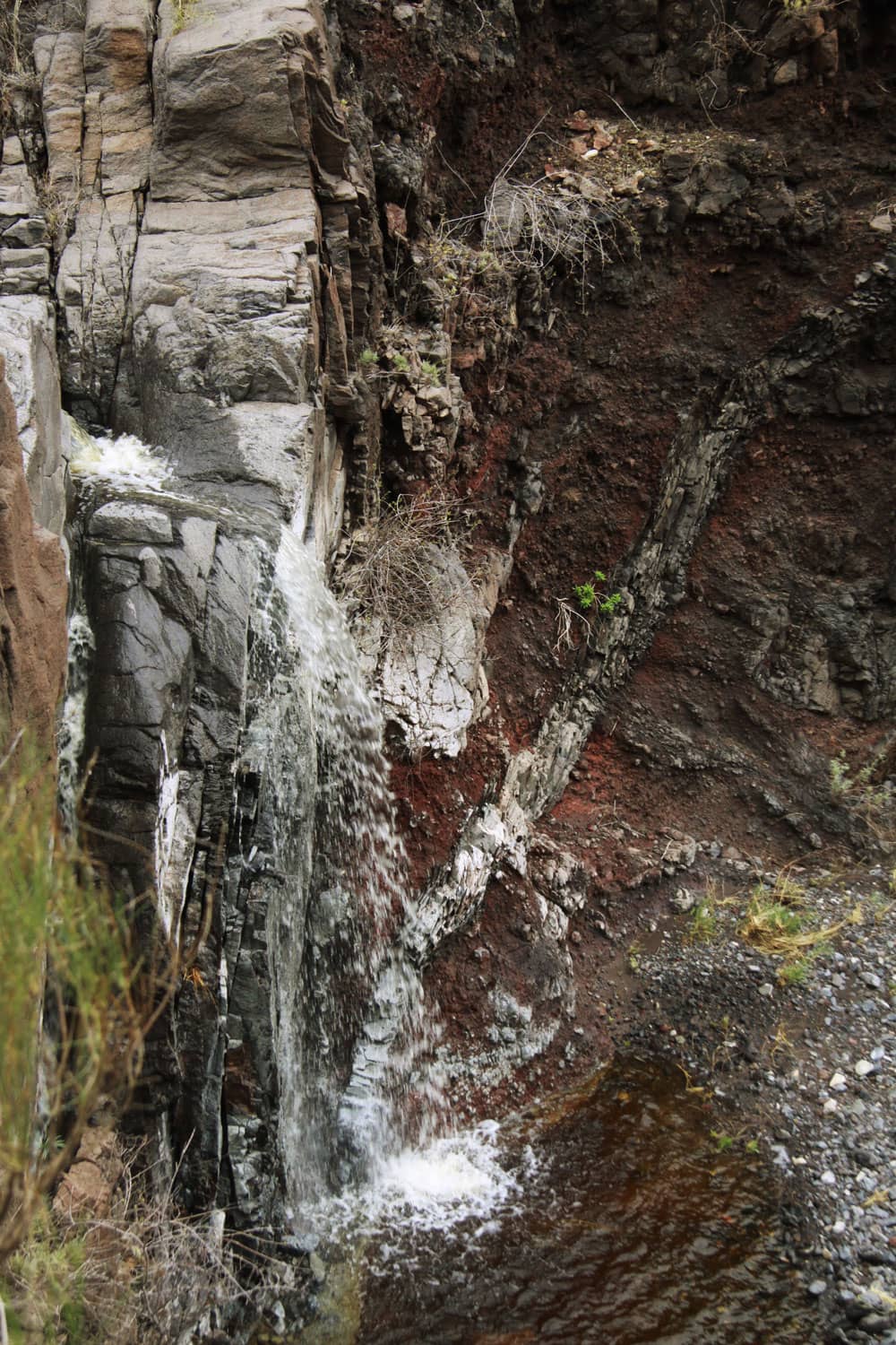 Felsen und Wasser im Barranco Seco