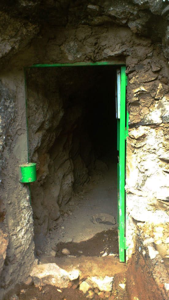 Der Eingang/Ausgang vom Tunnel durch den Barranco Seco in die Steilküste. Hier Tür auf der Steilküstenseite.