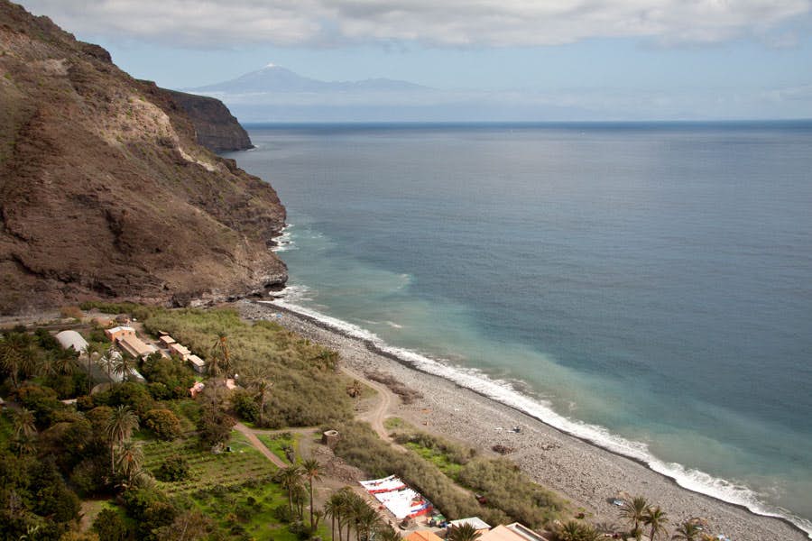 Die grüne Oase um die Playa del Cabrito und im Hintergrund Teneriffa mit dem Teide.