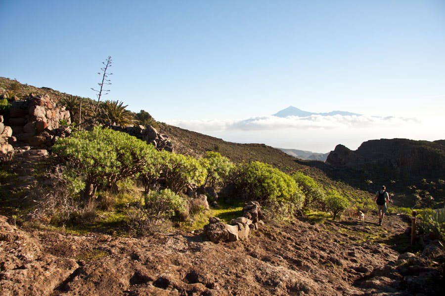 Wanderweg am Bergkamm mit dem Teide im Hintergrund