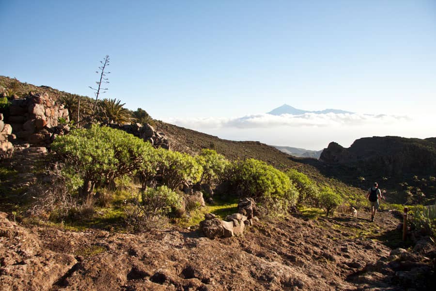 Wanderweg am Bergkamm mit dem Teide im Hintergrund