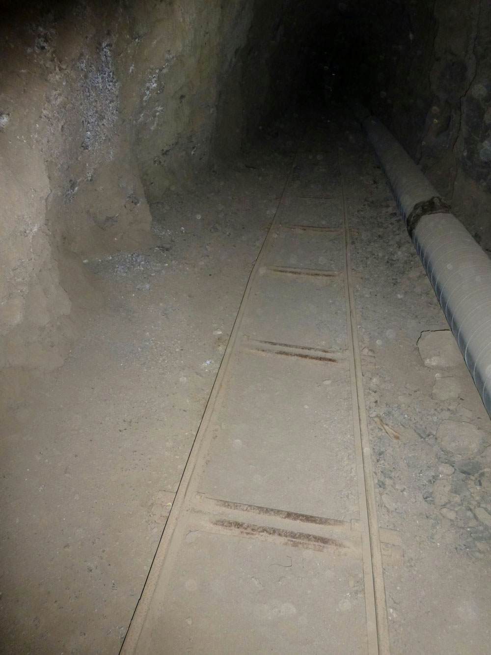 Im Tunnel zwischen Tamaimo und dem Barranco Seco liegen alte Schienen.