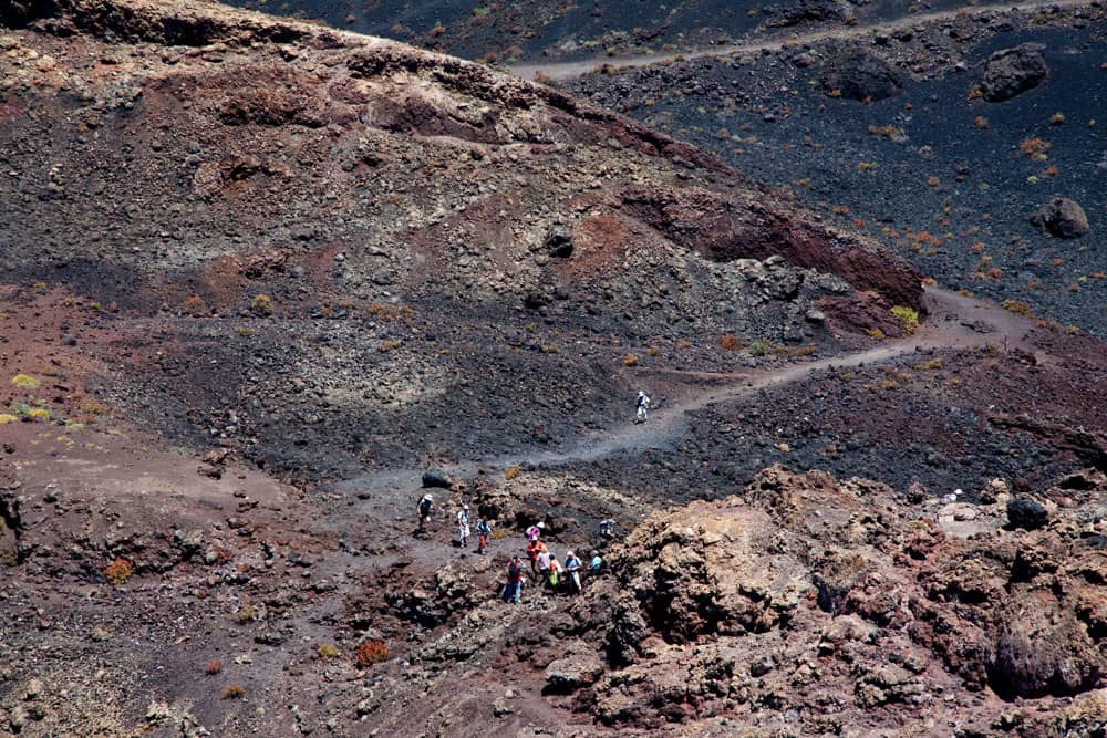 Grupo de senderismo al pie del volcán Teneguía