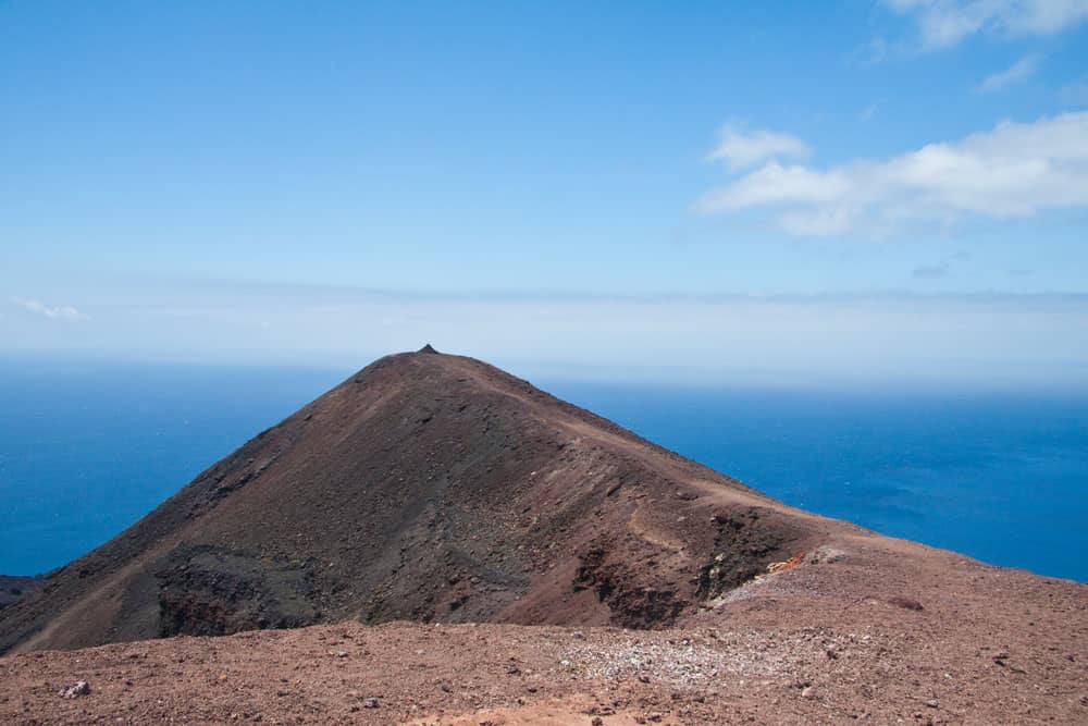 una estrecha cresta conduce a la cumbre del volcán Teneguía