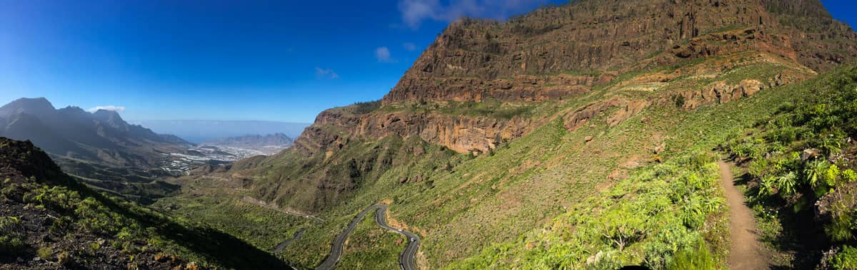 Vista panorámica de la ruta de senderismo a la cara escarpada sobre la Degollada de Aldea