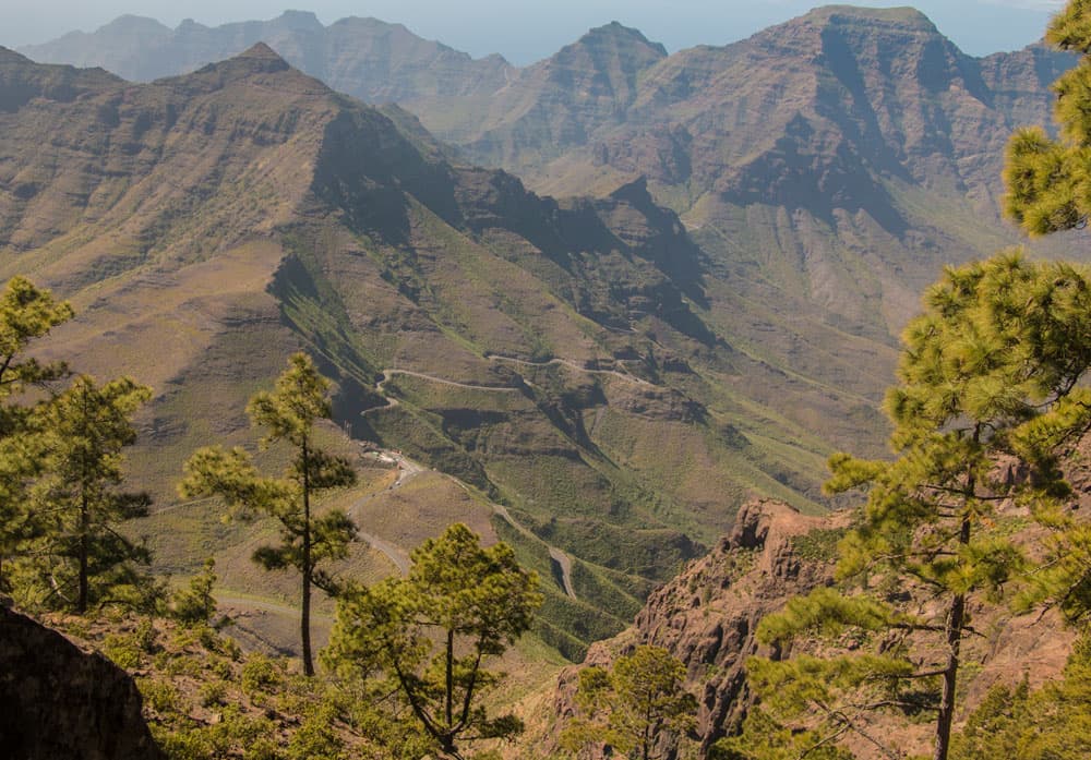 Blick von der Abbruchkante bei El Castillete auf die Degollada de Aldea und die umliegenden Höhenzüge