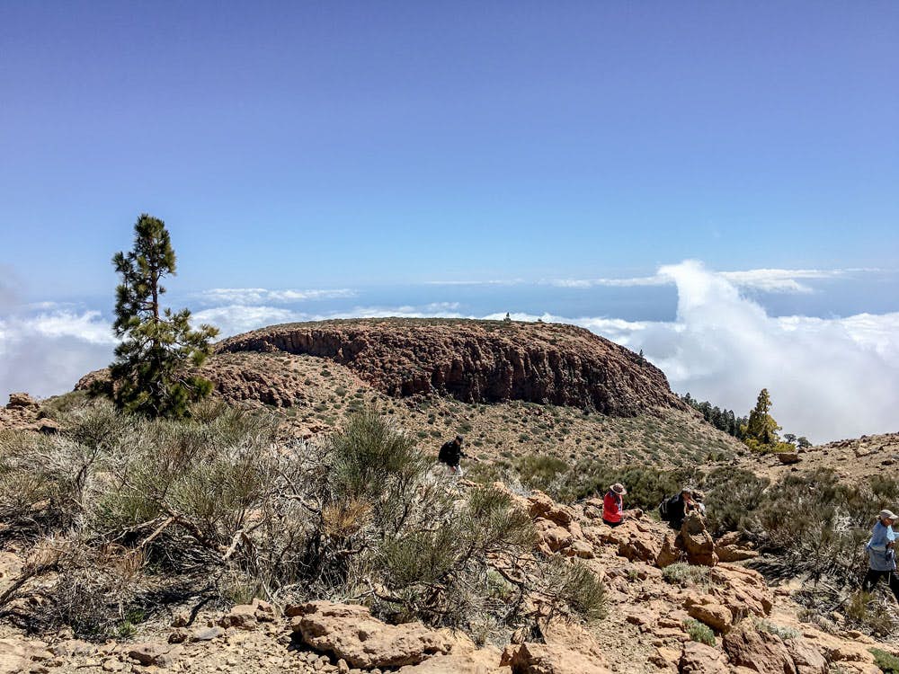 Vista del Sombrero de Chasna desde la ruta de senderismo en el borde de la caldera