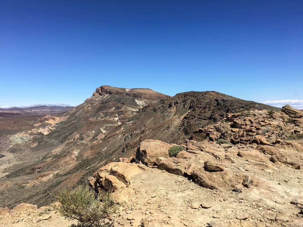 Vista sobre el borde de la caldera y hacia Guajara