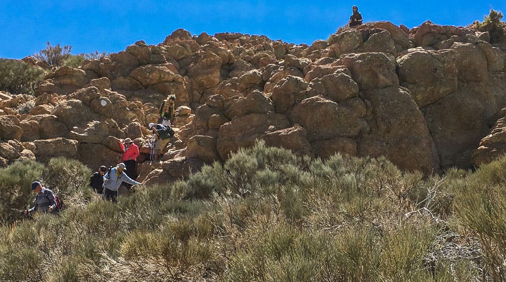 Grupo de senderistas descendiendo del altiplano del Sombrero de Chasna