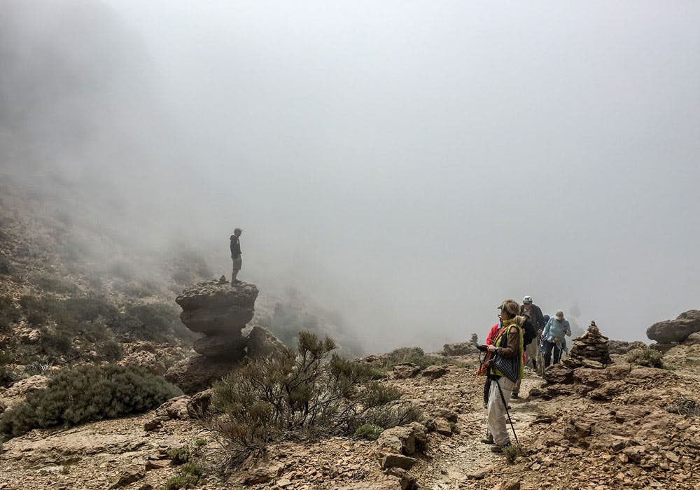 Wanderweg unterhalb des Sombrero de Chasna - Wolken ziehen auf - markanter Felsblock