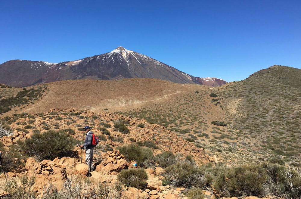 Vista desde la meseta del Sombrero de Chasna hacia el borde de la caldera y el Teide