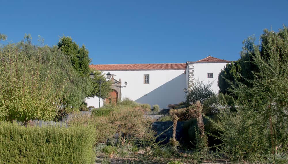 Vilaflor - Iglesia con plaza de la iglesia