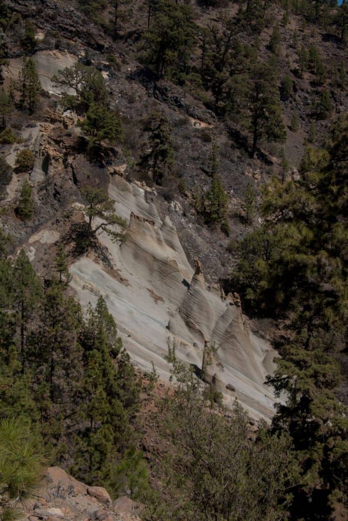 Rocas blancas en el Paisaje Lunar