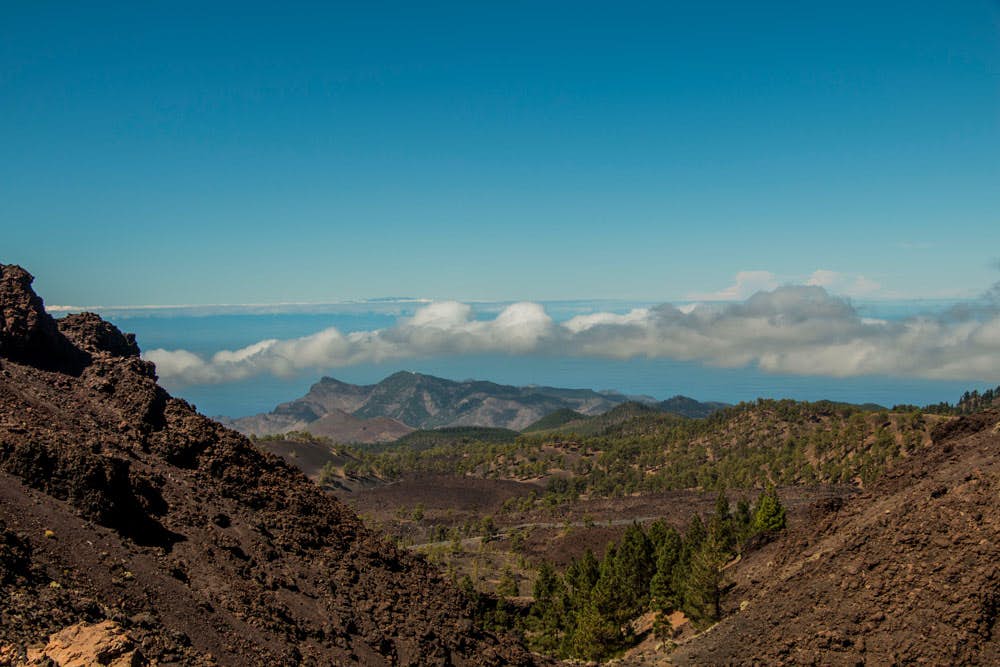 Teneriffa - Blick aus der Höhe auf das Teno Gebirge und auf die Nachbarinsel La Gomera